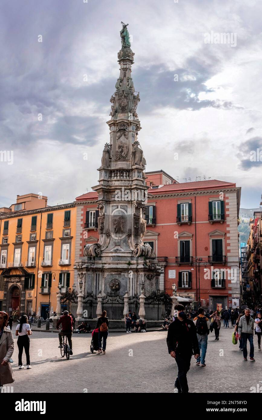 Vecchia colonna di Plauge nel centro di Napoli, Italia Meridionale Foto Stock