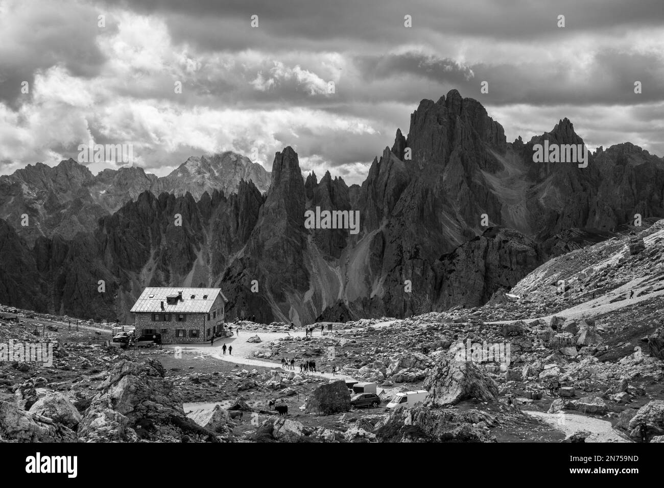 Paesaggio alpino selvaggio e panoramico intorno ai 3 monti Zinnen, le dolomiti in Alto Adige Foto Stock