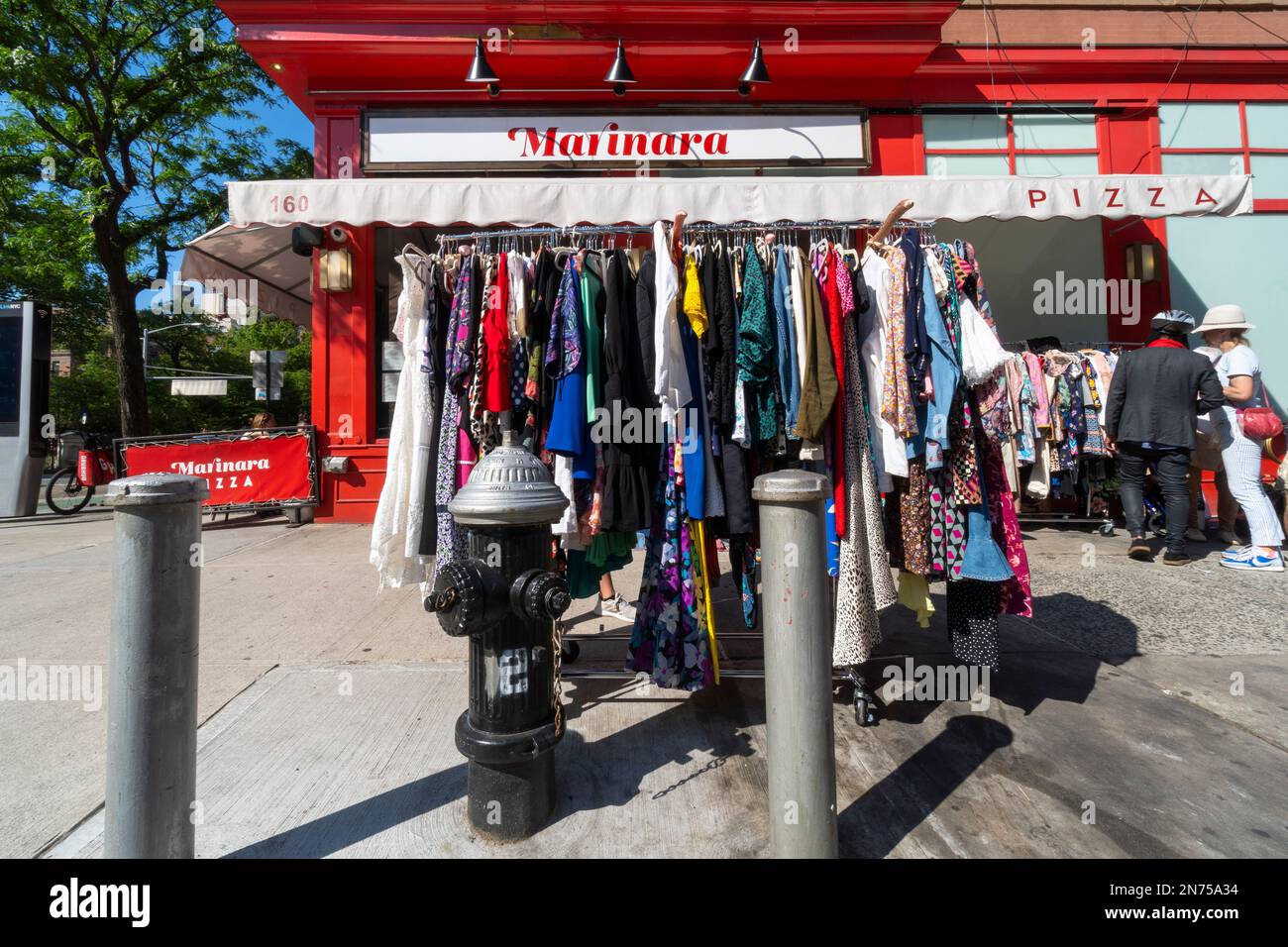 I vestiti sono venduti sulla strada in East Village a New York Stati Uniti. Foto Stock