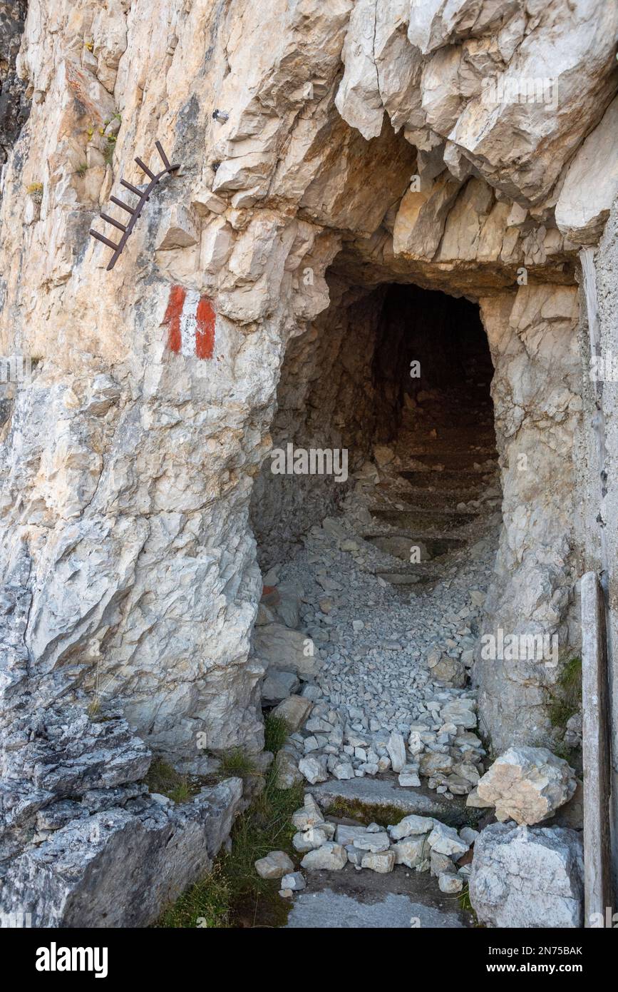 Un tunnel sul Monte piano utilizzato per i militari durante la prima guerra mondiale, ora utilizzato per gli escursionisti, il Tirolo del Sud Foto Stock