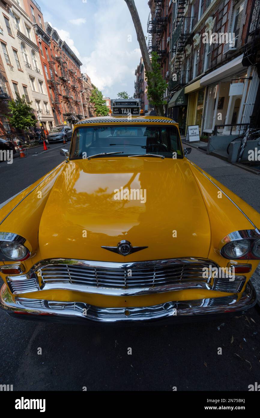 Classic Yellow Taxies Park sulla strada a East Village a New York USA. Foto Stock