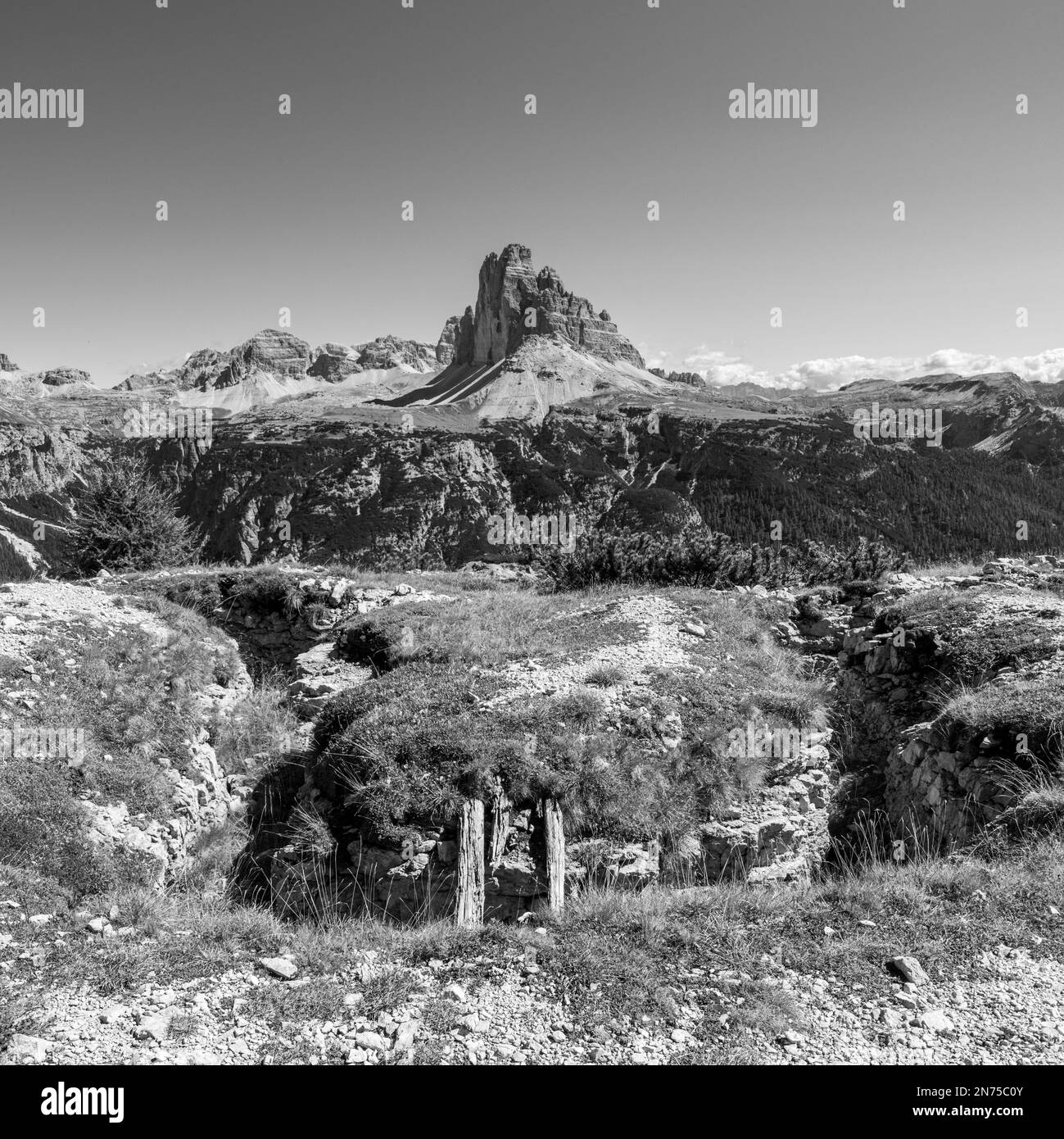 Resti di trincee militari sul Monte piano nelle Alpi dolomitiche, costruite durante la prima guerra mondiale, il Tirolo meridionale Foto Stock