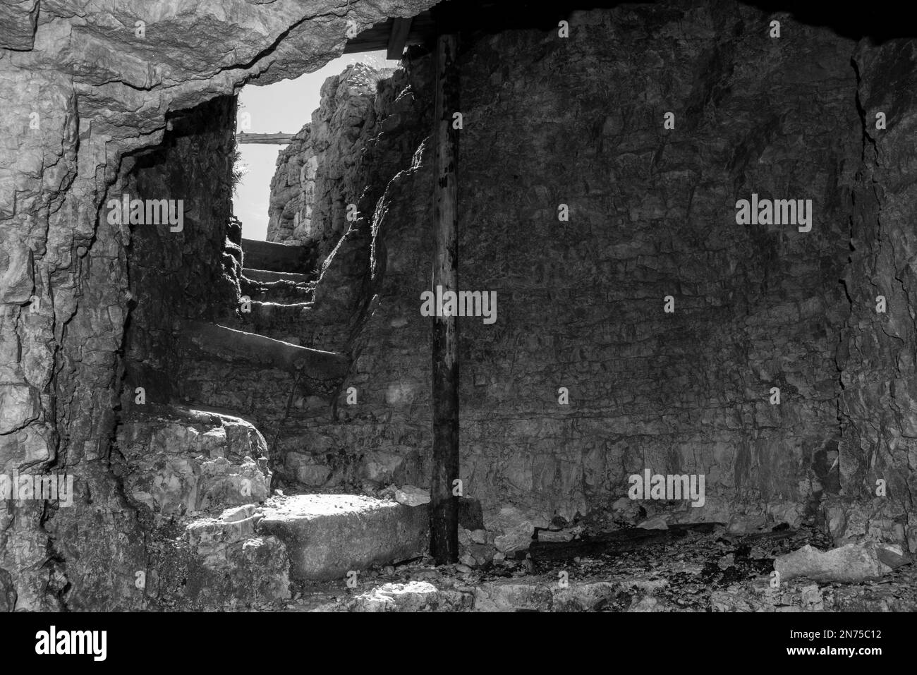 Resti di un rifugio militare sul Monte piano nelle Alpi dolomitiche, costruito durante la prima guerra mondiale, il Tirolo meridionale Foto Stock