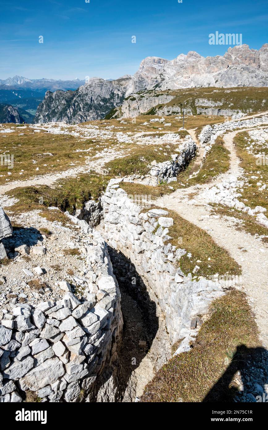 Resti di trincee militari sul Monte piano nelle Alpi dolomitiche, costruite durante la prima guerra mondiale, il Tirolo meridionale Foto Stock