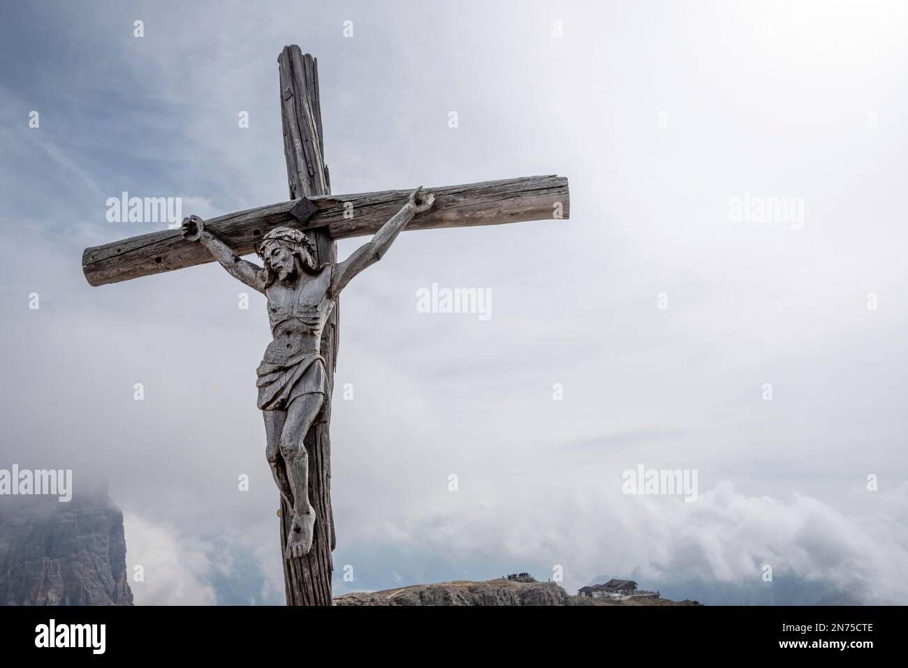 La bella vecchia croce di montagna in legno del Monte Lagazuoi nelle Alpi dolomitiche, provincia autonoma del Tirolo meridionale in Italia Foto Stock