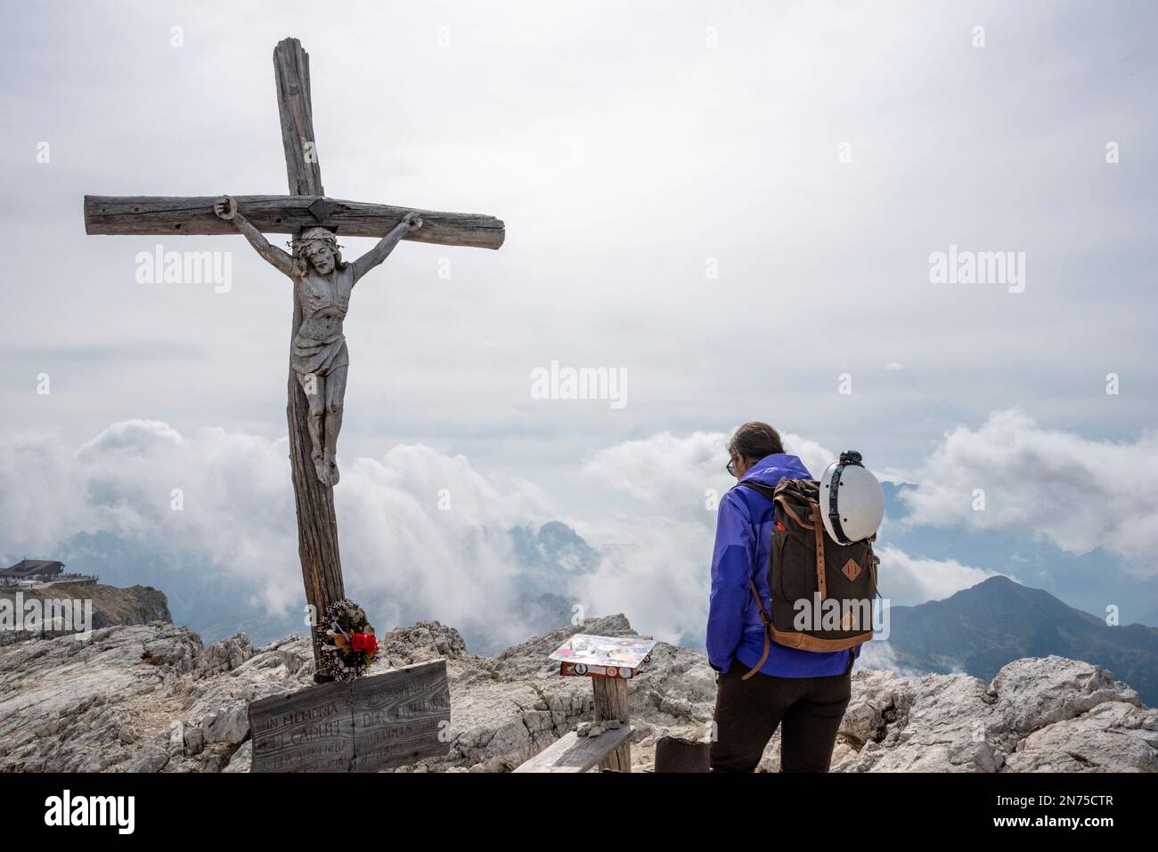 La bella vecchia croce di montagna in legno del Monte Lagazuoi nelle Alpi dolomitiche, provincia autonoma del Tirolo meridionale in Italia Foto Stock