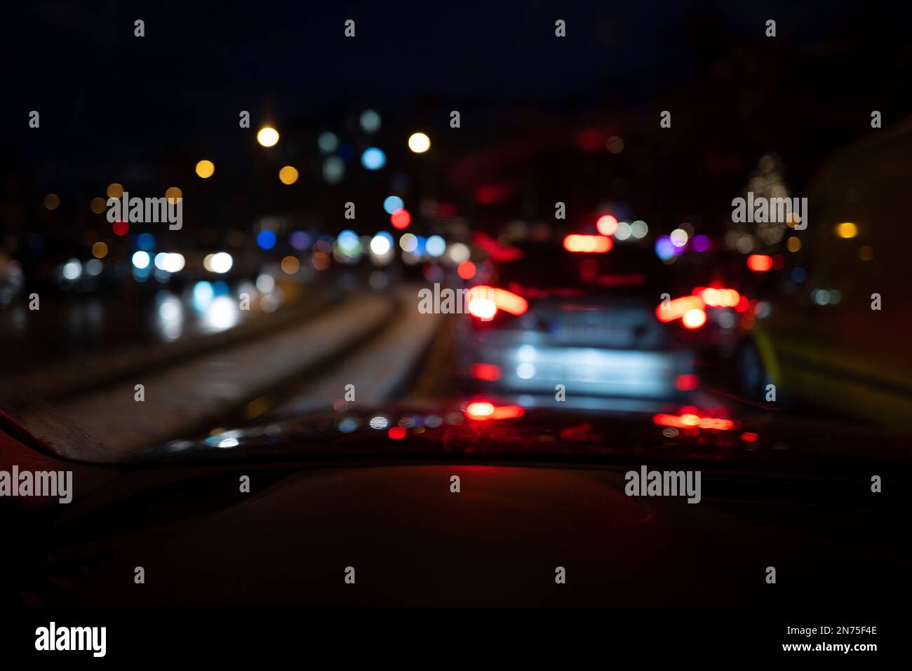 Giro in auto, cabina di pilotaggio, strada, traffico in auto Foto Stock