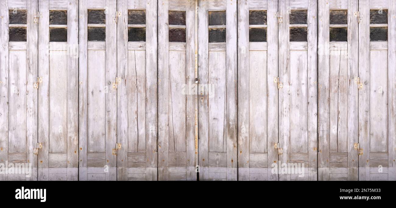 Vecchio cancello d'epoca pieghevole in legno luminoso e con finestre Foto Stock