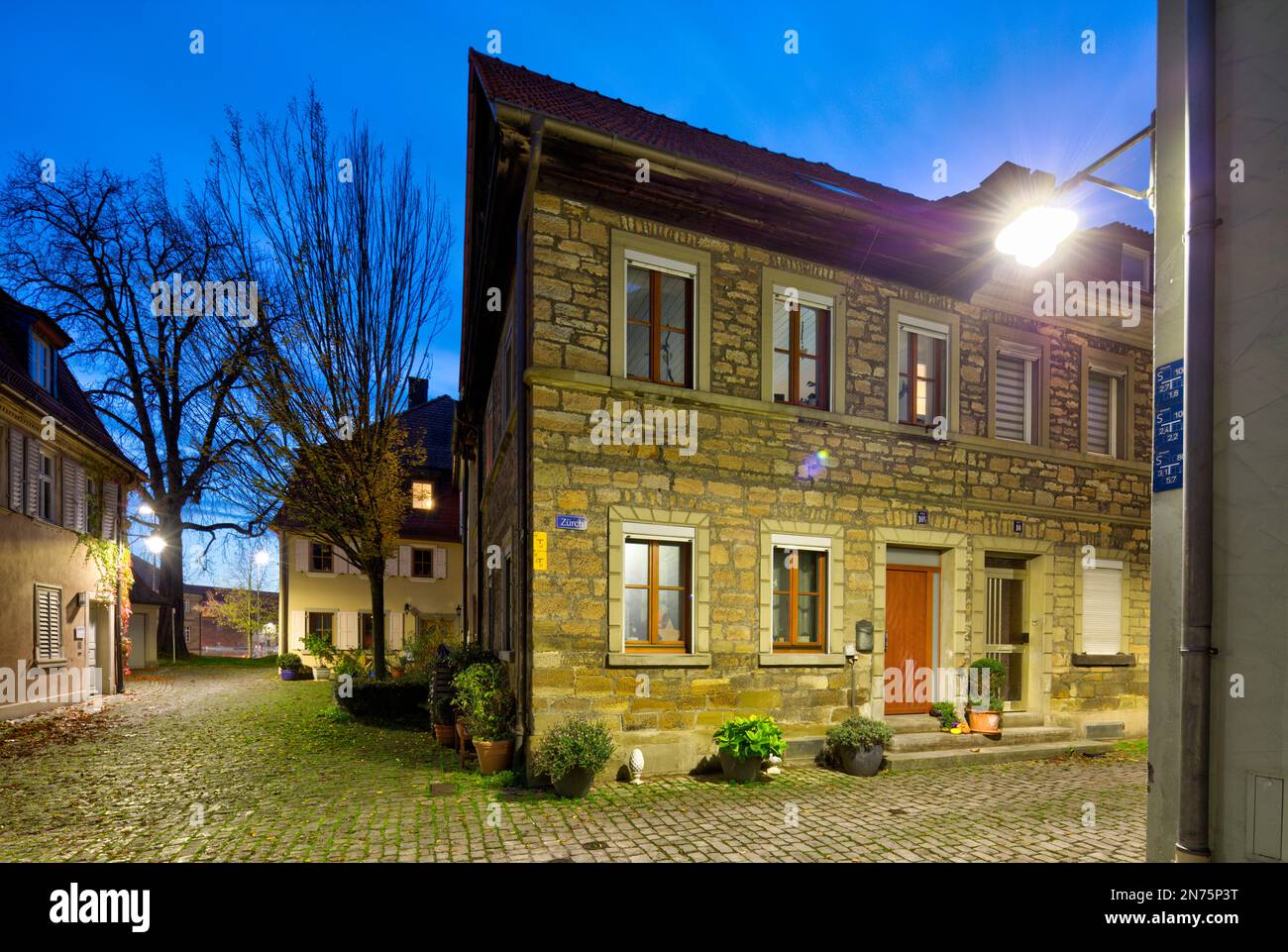 Quartiere di Zurigo, illuminato, città vecchia, ciottoli, ora blu, Autunno, Schweinfurt, Franconia, Baviera, Germania, Europa Foto Stock
