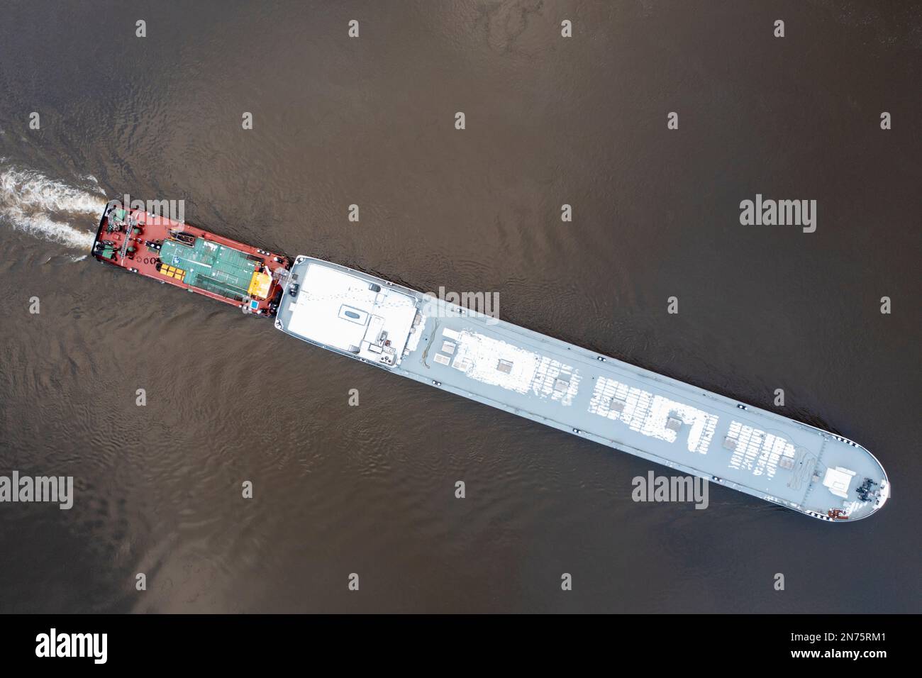 Il vascello di spinta TR 15 spinge lo scafo di una nave cisterna di nuova costruzione sul fiume Elba, Magdeburgo, Sassonia-Anhalt, Germania Foto Stock