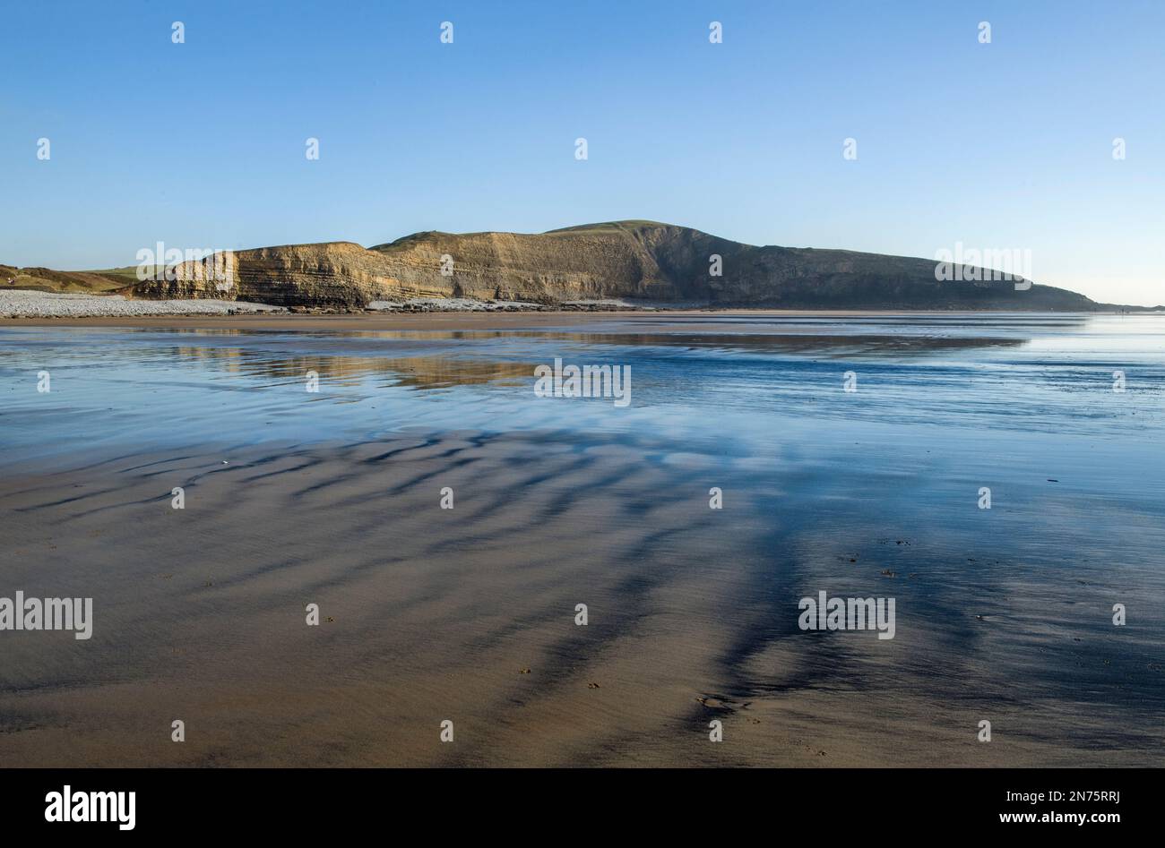 Guardando attraverso Dunraven Bay a Trwyn y Witch - il naso della strega sulla Glamorgan Heritage Coast Foto Stock