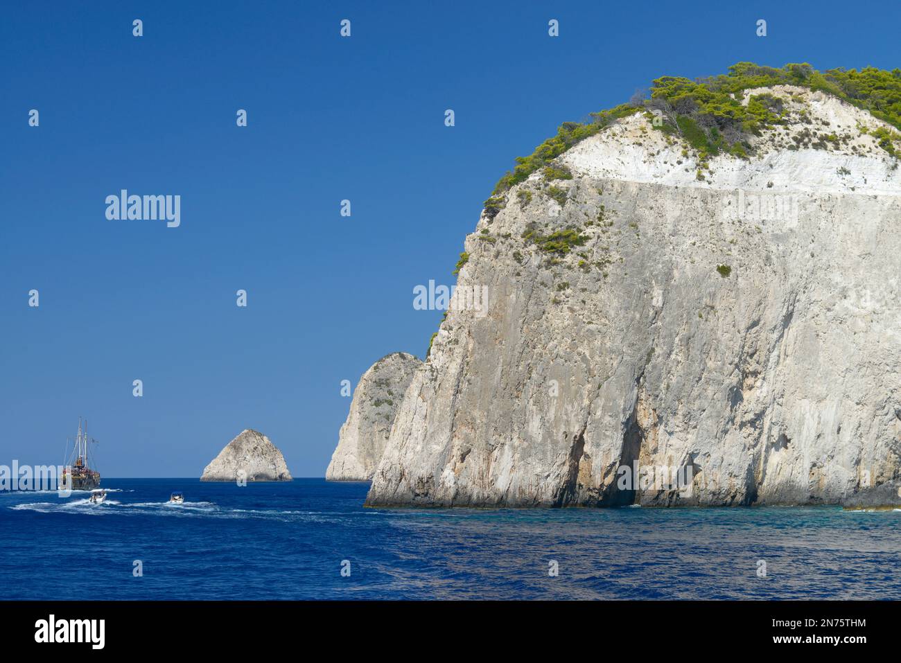 Formazioni rocciose di fronte alle grotte di Agalas, all'isola di Zante, alle isole IONIE, al Mar Mediterraneo, alla Grecia Foto Stock