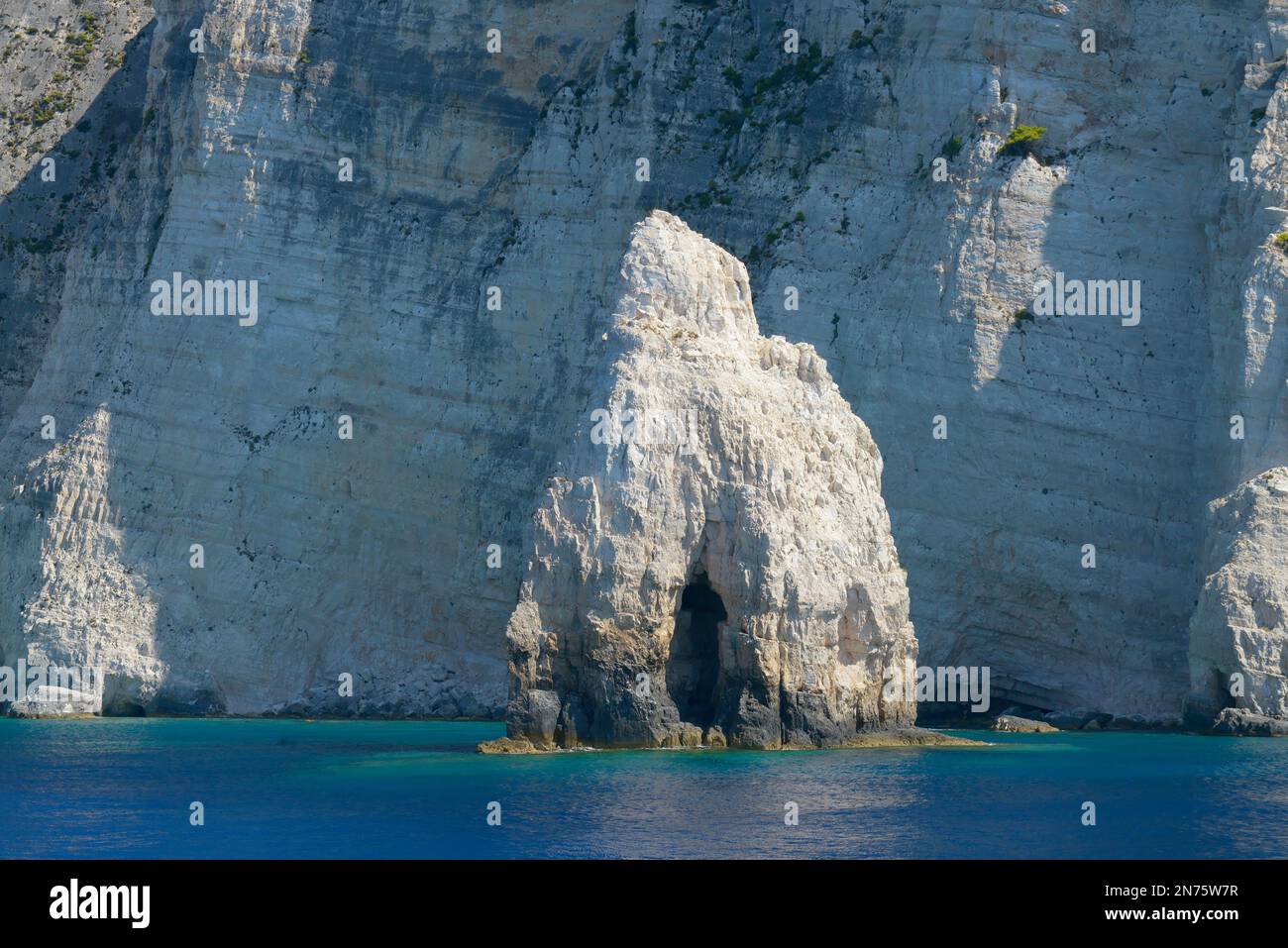 Formazioni rocciose di fronte alle grotte di Agalas, all'isola di Zante, alle isole IONIE, al Mar Mediterraneo, alla Grecia Foto Stock