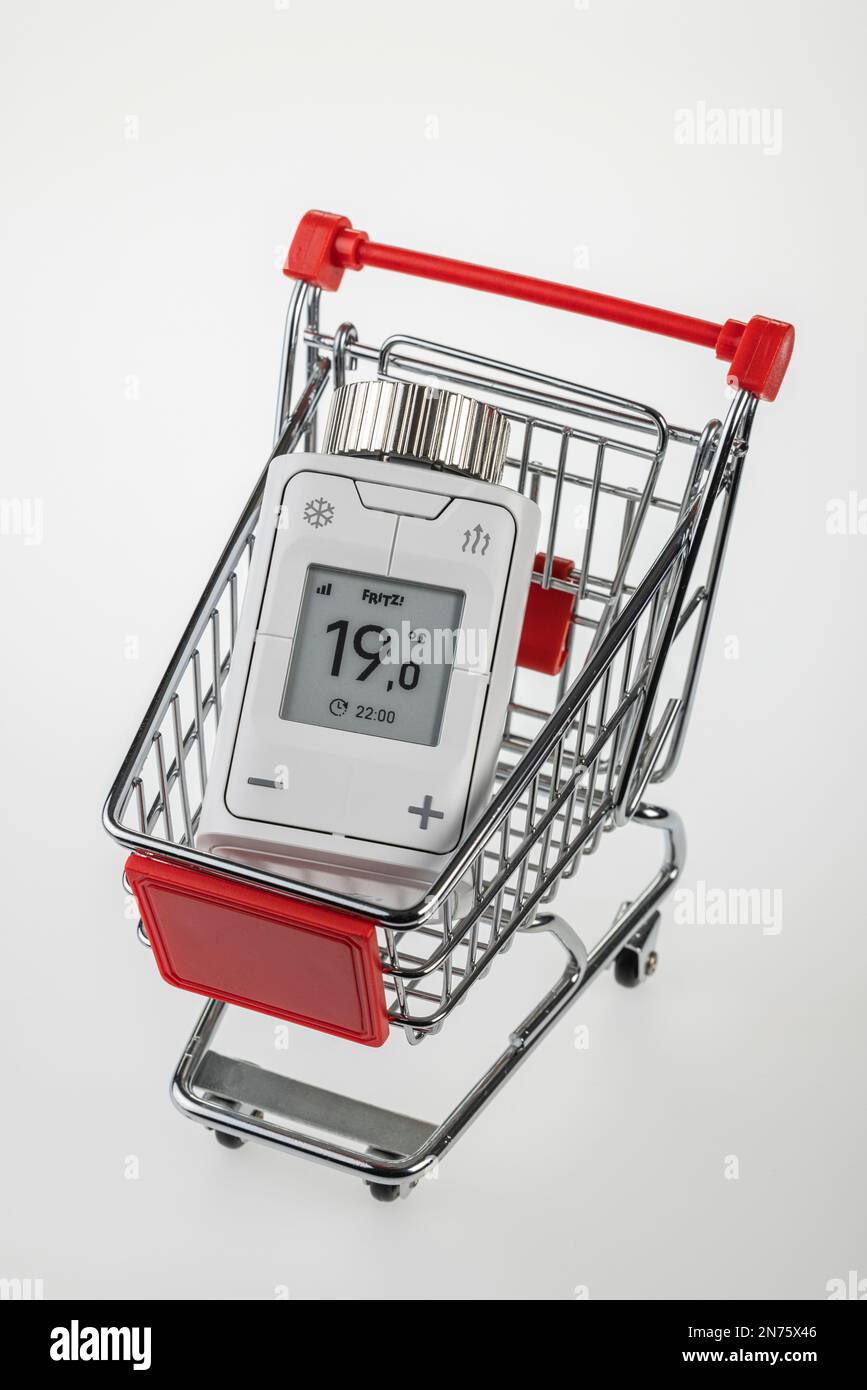 Carrello, termostato per radiatore WLAN, FRITZ! DECT 302, il display visualizza 1ö°C., tecnologia smart home, immagine delle icone, rete, digitale, acquisti, costi energetici, aumento dei costi di riscaldamento, sfondo bianco, Foto Stock