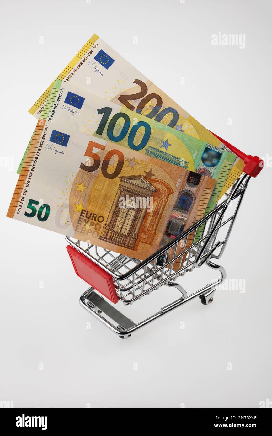 Carrello con banconote, diverso, immagine simbolo, shopping, sfondo bianco, Foto Stock