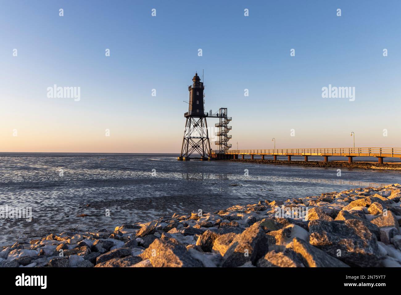 Sole serale al faro di Obereversand, bassa marea, Dorum-Neufeld, distretto di Cuxhaven, bassa Sassonia, Foto Stock