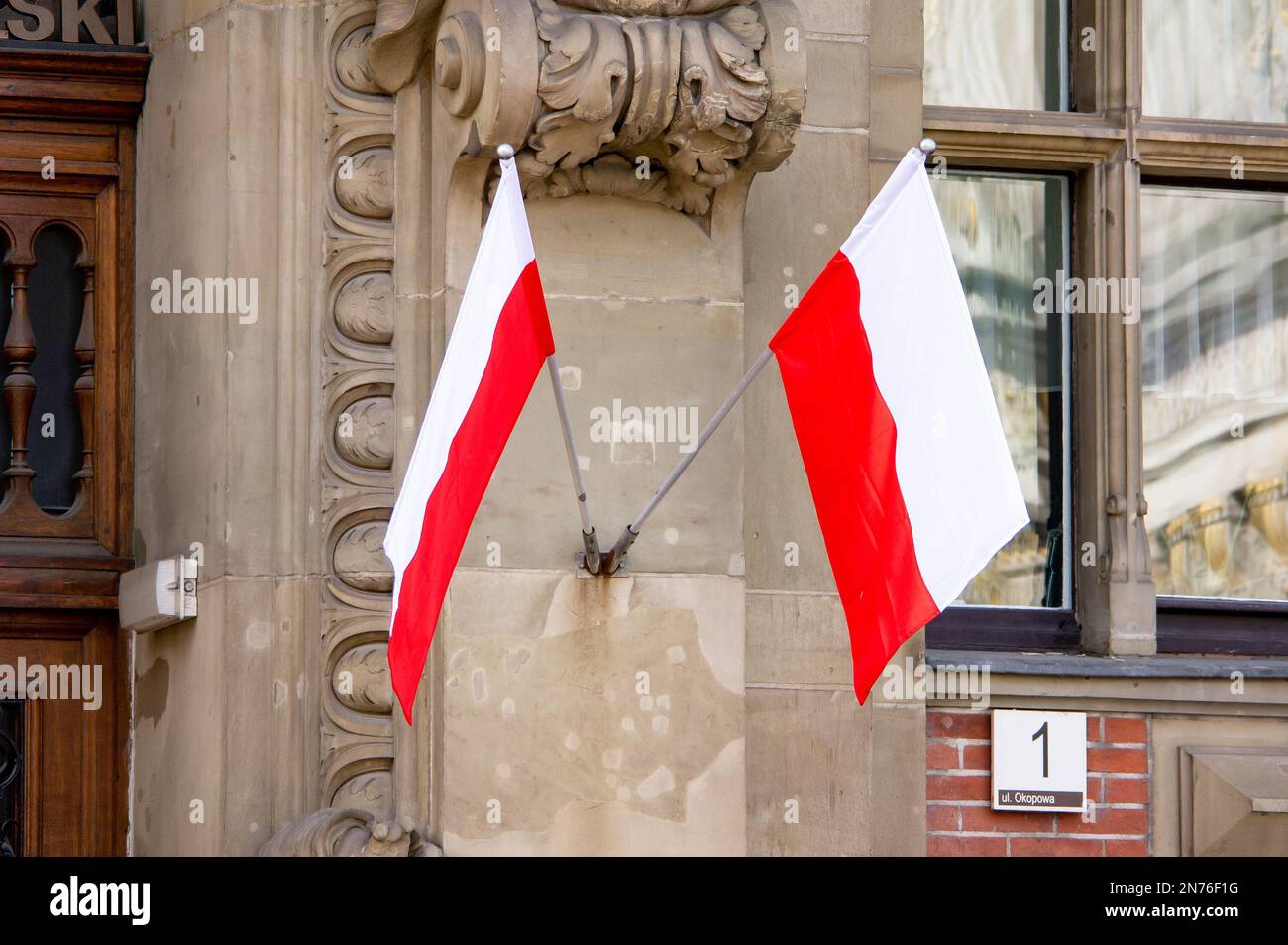 DANZICA, POLONIA - 30 LUGLIO 2022: Due bandiere polacche su un edificio a Danzica, Polonia Foto Stock