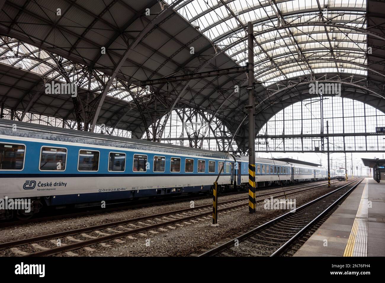 PRAGA, REPUBBLICA CECA - 13 NOVEMBRE 2022: Vagoni e treno della compagnia di trasporto Ceske Drahy (Ferrovie ceche) a Praha Hlavni Nadrazi treno principale Foto Stock