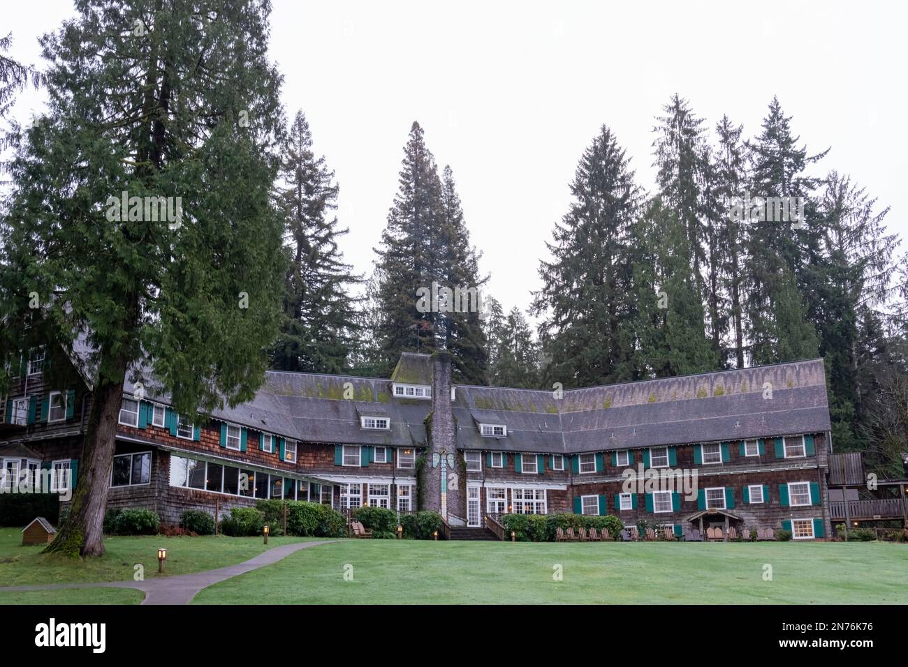 Quinault, Washington, Stati Uniti. Esterno del Quinault Lodge. Foto Stock