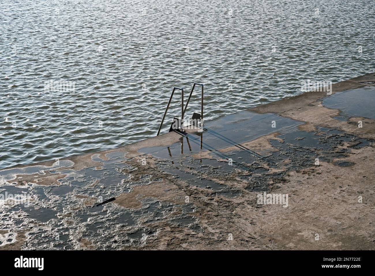 Una scala che permette ai nuotatori di salire e scendere dal Marine Lake a Weston-super-Mare, Regno Unito Foto Stock