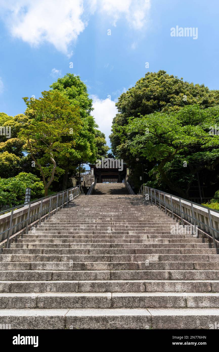 File di alberi verdi freschi circondano la scala di avvicinamento del Santuario di Utsunomiya Futarayama Jinja il 24 maggio 2022 a Baba Dori, Utsunomiya, Tochi Foto Stock