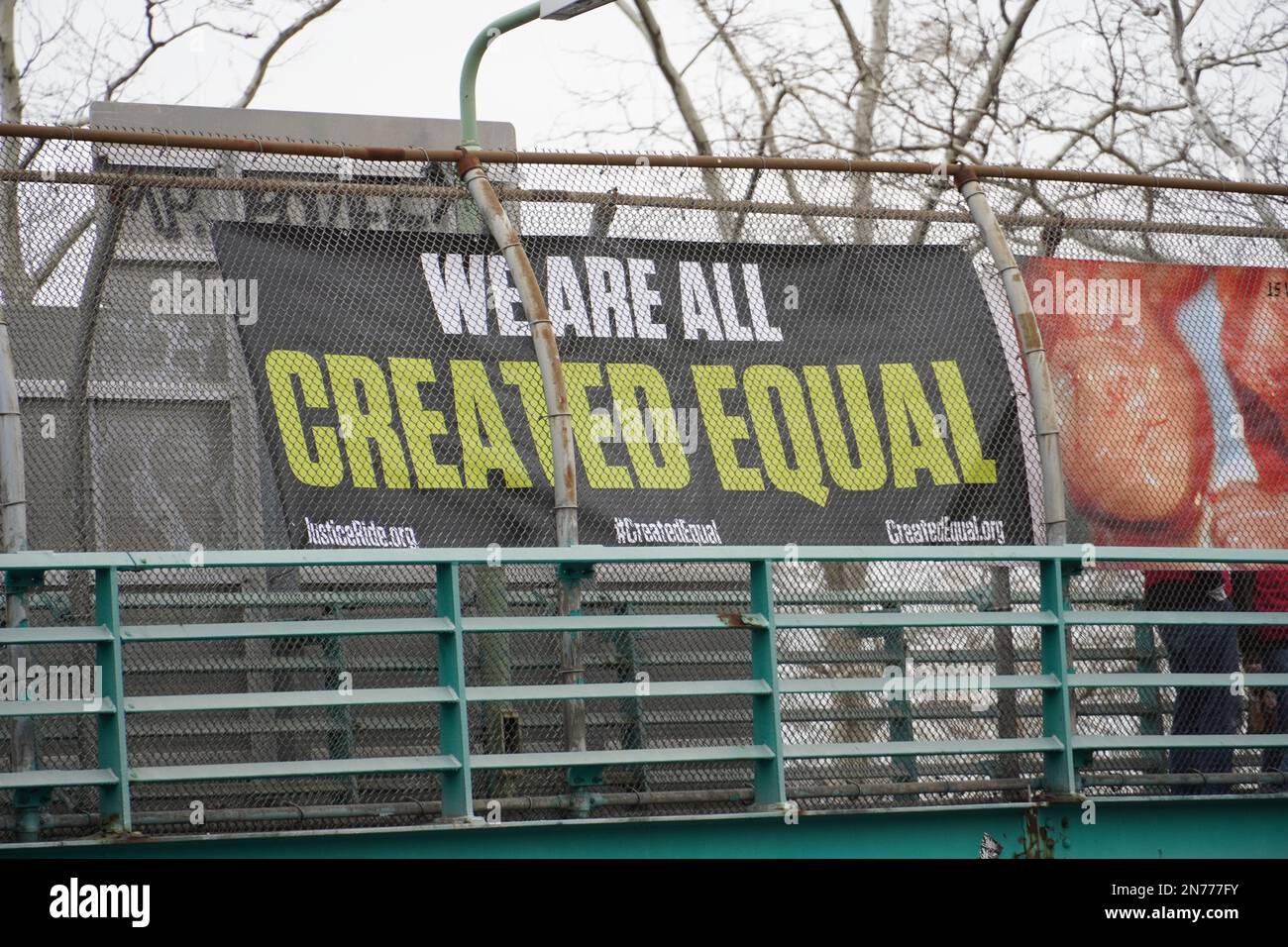 NEW YORK, NEW YORK - Marzo 23: I dimostranti anti anti anti-aborto si riuniscono e dimostrano sulla passerella sopraelevata posta sopra la FDR Drive nell'East Village Foto Stock