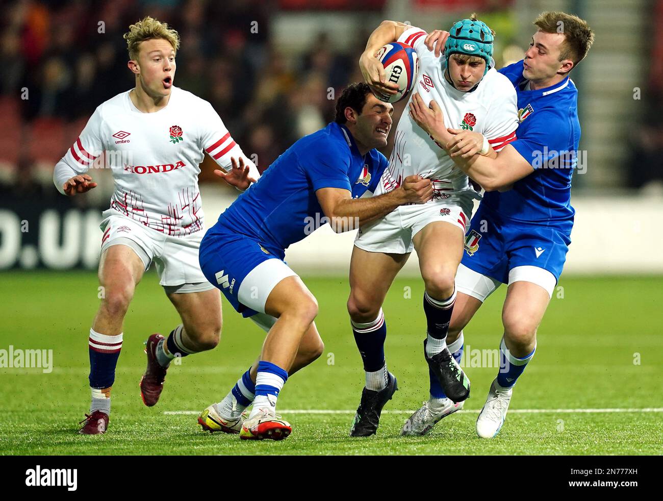 Josh Hathaway, in Inghilterra, viene affrontato in Italia Andrea Bruniera e Alessandro Gesi durante la partita del campionato sei Nazioni Under 20s al Kingsholm Stadium di Gloucester. Data immagine: Venerdì 10 febbraio 2023. Foto Stock