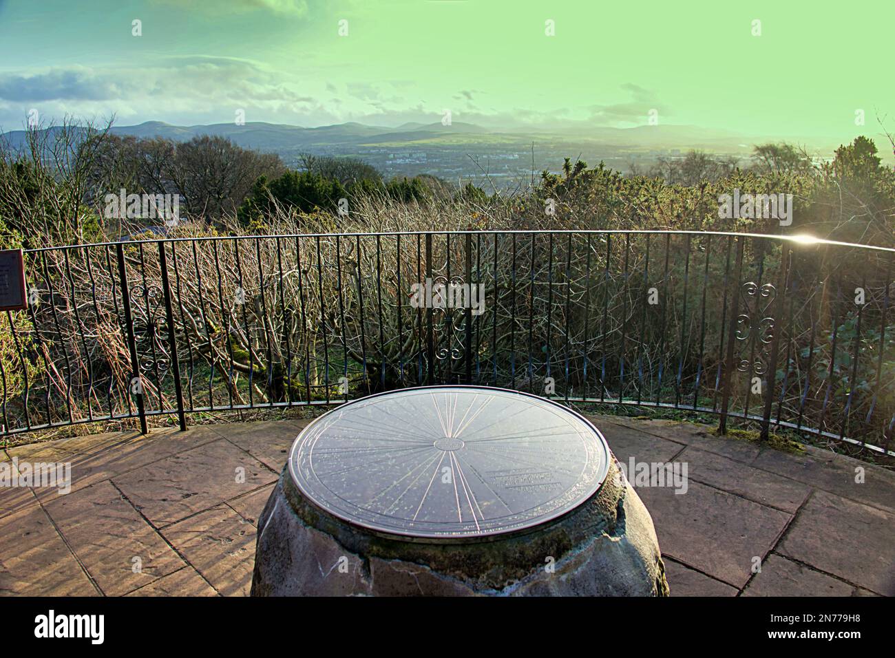 Disco della mappa della piattaforma di osservazione con i marchi di terra, chiamati Hilltop Viewpoint Edinburgh Zoo Foto Stock
