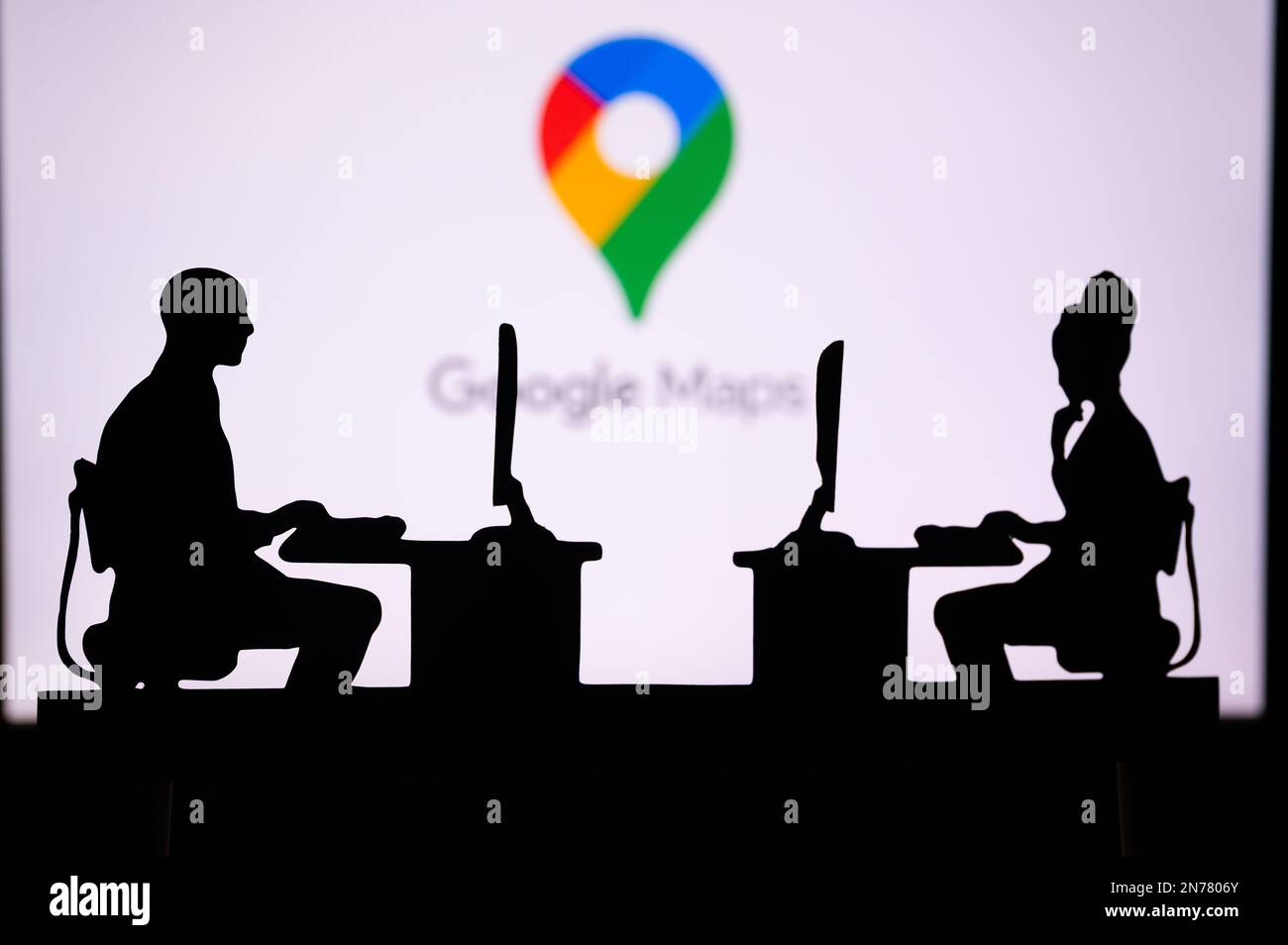 USA, NEW YORK CITY, 30 GENNAIO 2023: Google Map. Oltre i confini con il software all'avanguardia: Due sviluppatori con il logo aziendale sul backg Foto Stock