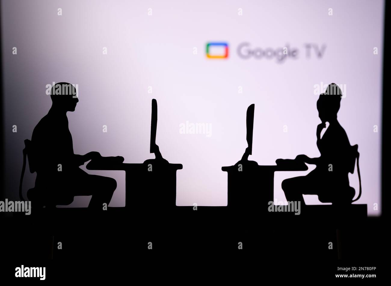 INDIA, NUOVA DELHI. 30 GENNAIO 2023: Google TV. Leader nel settore della tecnologia: Presentazione della silhouette di due sviluppatori e del logo aziendale Foto Stock