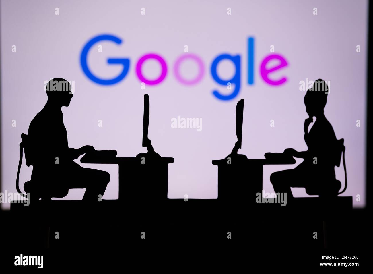 USA, NEW YORK CITY, 30 GENNAIO 2023: GOOGLE. Nuovi confini con il software all'avanguardia: Due sviluppatori con logo aziendale in Backgroun Foto Stock