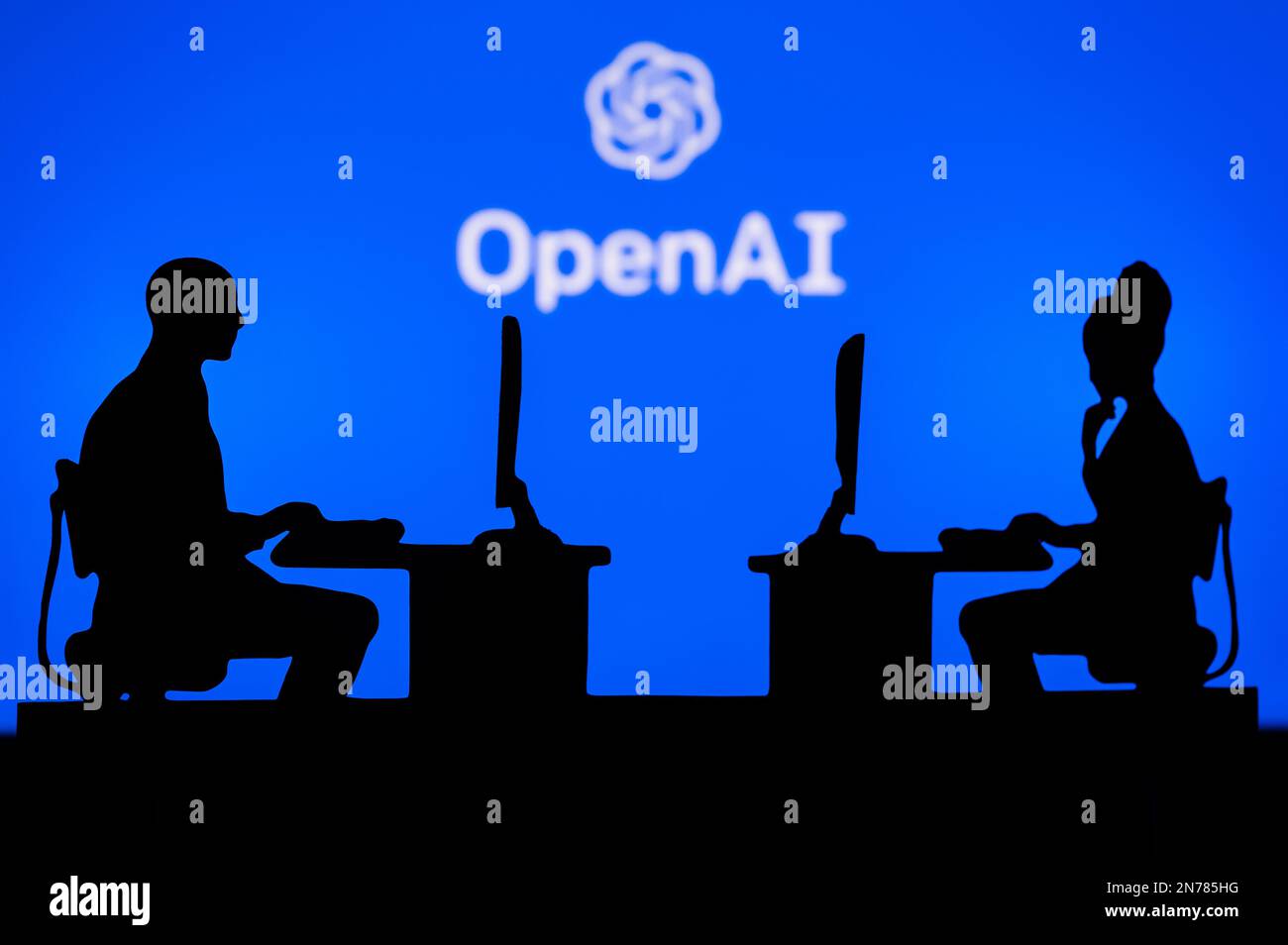 GIAPPONE, TOKYO. 30 GENNAIO 2023: Apertura ai. Innovare il futuro: La silhouette di due sviluppatori di software e il logo aziendale sullo sfondo Foto Stock