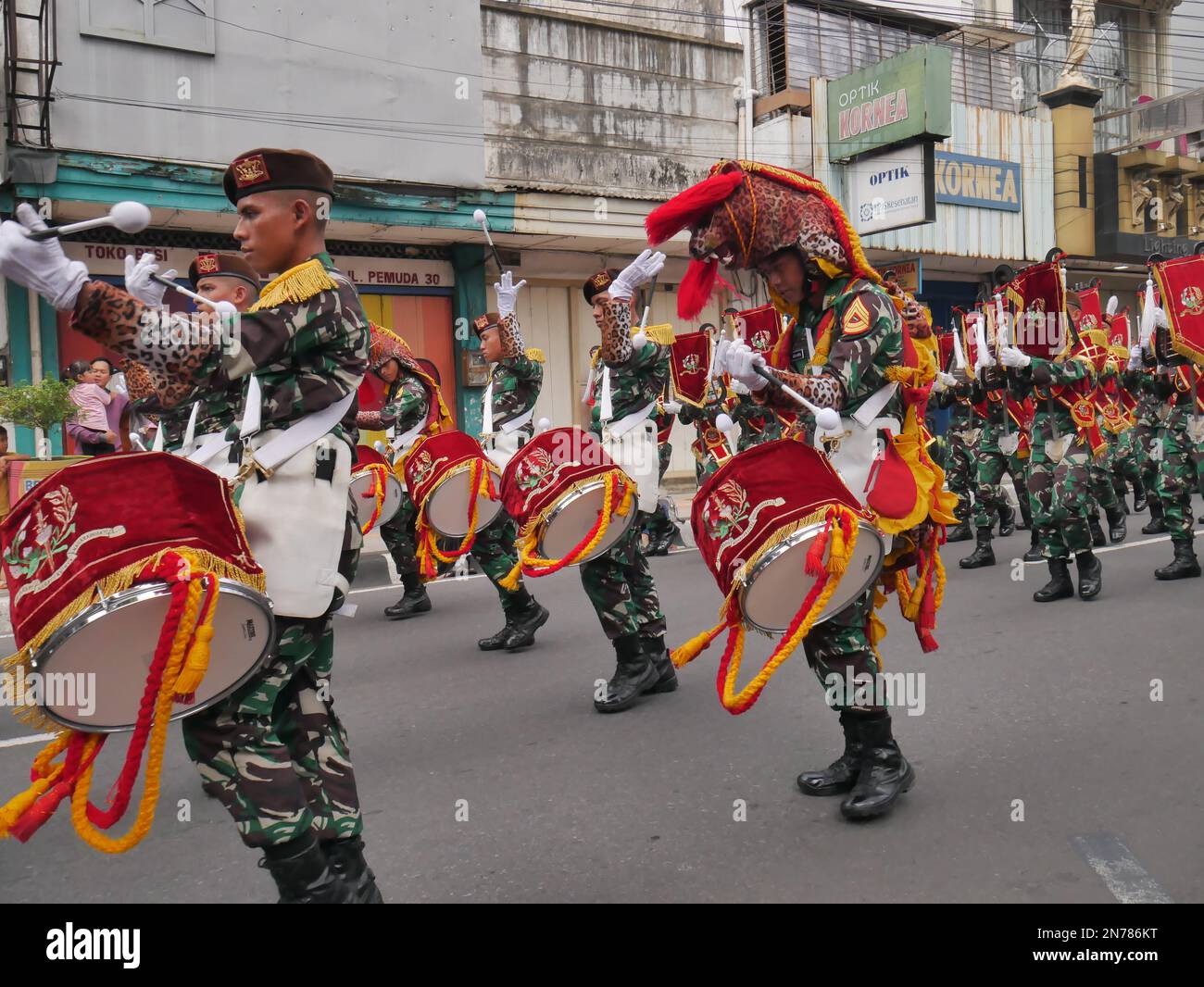 Le forze Armate nazionali indonesiane sfilano sulla strada principale Foto Stock