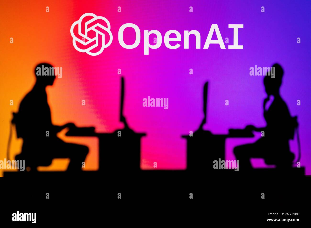 REGNO UNITO, LONDRA. 30 GENNAIO 2023: Apertura ai. Innovare il futuro: La silhouette di due sviluppatori di software e il logo aziendale sullo sfondo Foto Stock