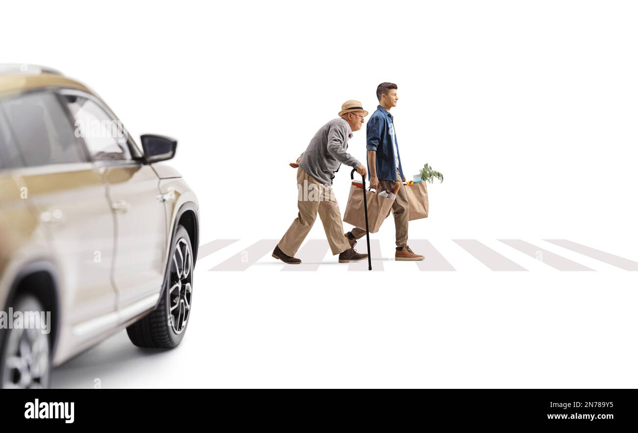 Auto che guida verso un giovane e un anziano su un passaggio pedonale isolato su sfondo bianco Foto Stock