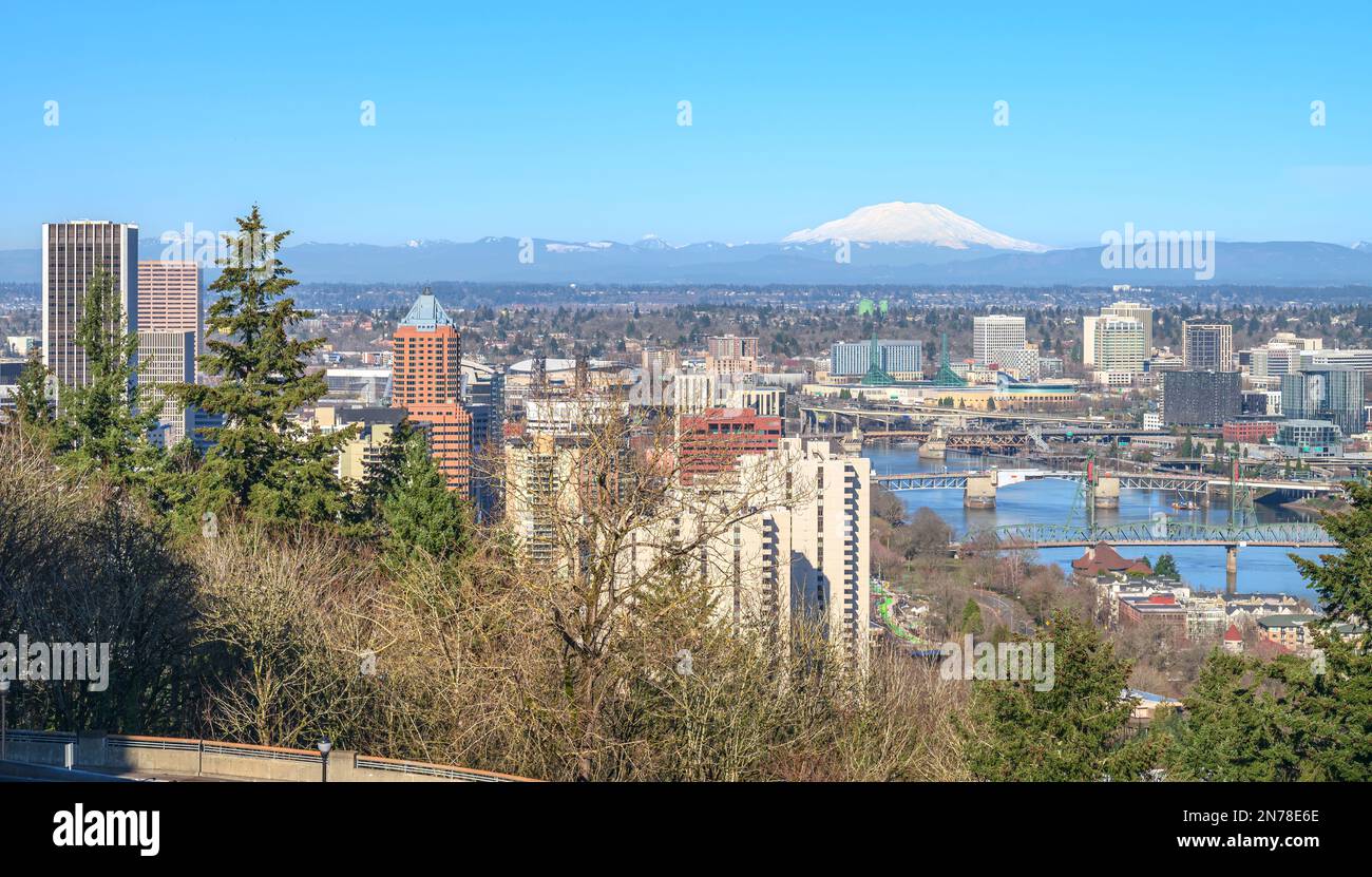 I ponti dello skyline di Portland, Oregon, e la vista sul monte St Helens Foto Stock