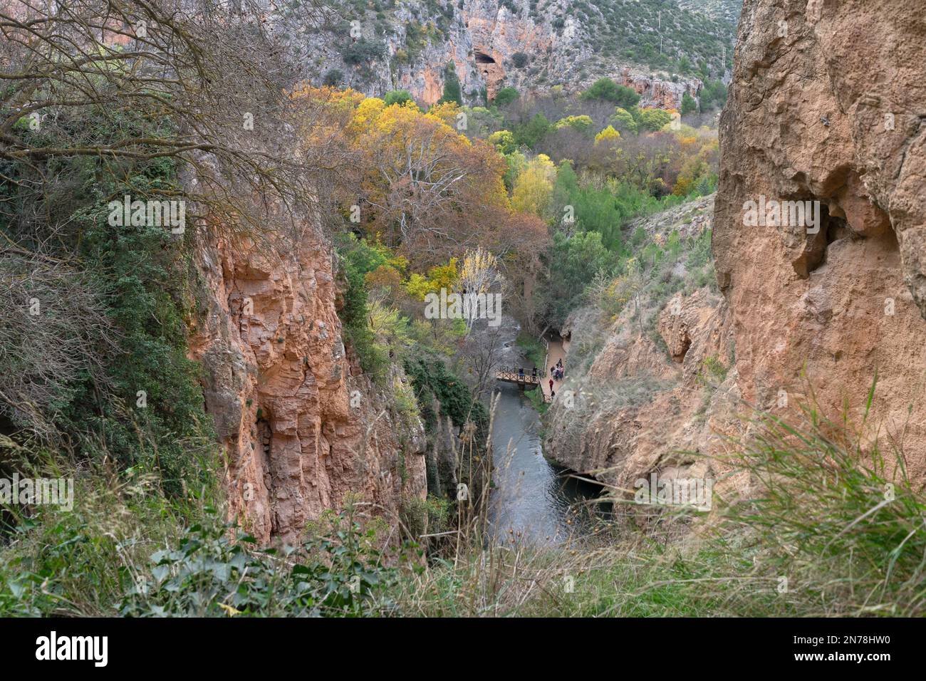 Un bellissimo scatto di un fiume che scorre tra ruvide scogliere boscose a Saragozza, Spagna Foto Stock