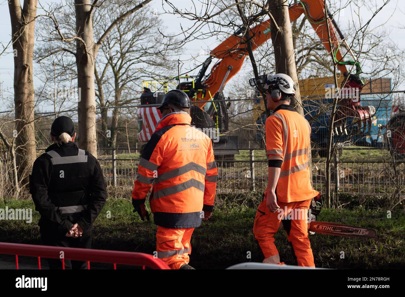 Hartwell, Aylesbury, Regno Unito. 5th febbraio, 2023. HS2 stavano svanendo un'altra fila di alberi ad Hartwell. Questa settimana The Wildlife Trusts nel loro ridente rapporto sull'impatto dell'alta velocità 2 sulla fauna selvatica il loro direttore generale Craig Bennett ha dichiarato che 'questo vasto progetto infrastrutturale sta portando una palla da naufragio alla fauna selvatica e le comunità sono disperate a perdere i luoghi selvaggi - i boschi, prati e zone umide che amano - non riporteranno mai questi. Quindi HS2 Ltd deve riparare la natura in modo commisurato all’entità del danno causato”. Stanno chiamando il numero HS2 per mettere in pausa tutti Foto Stock