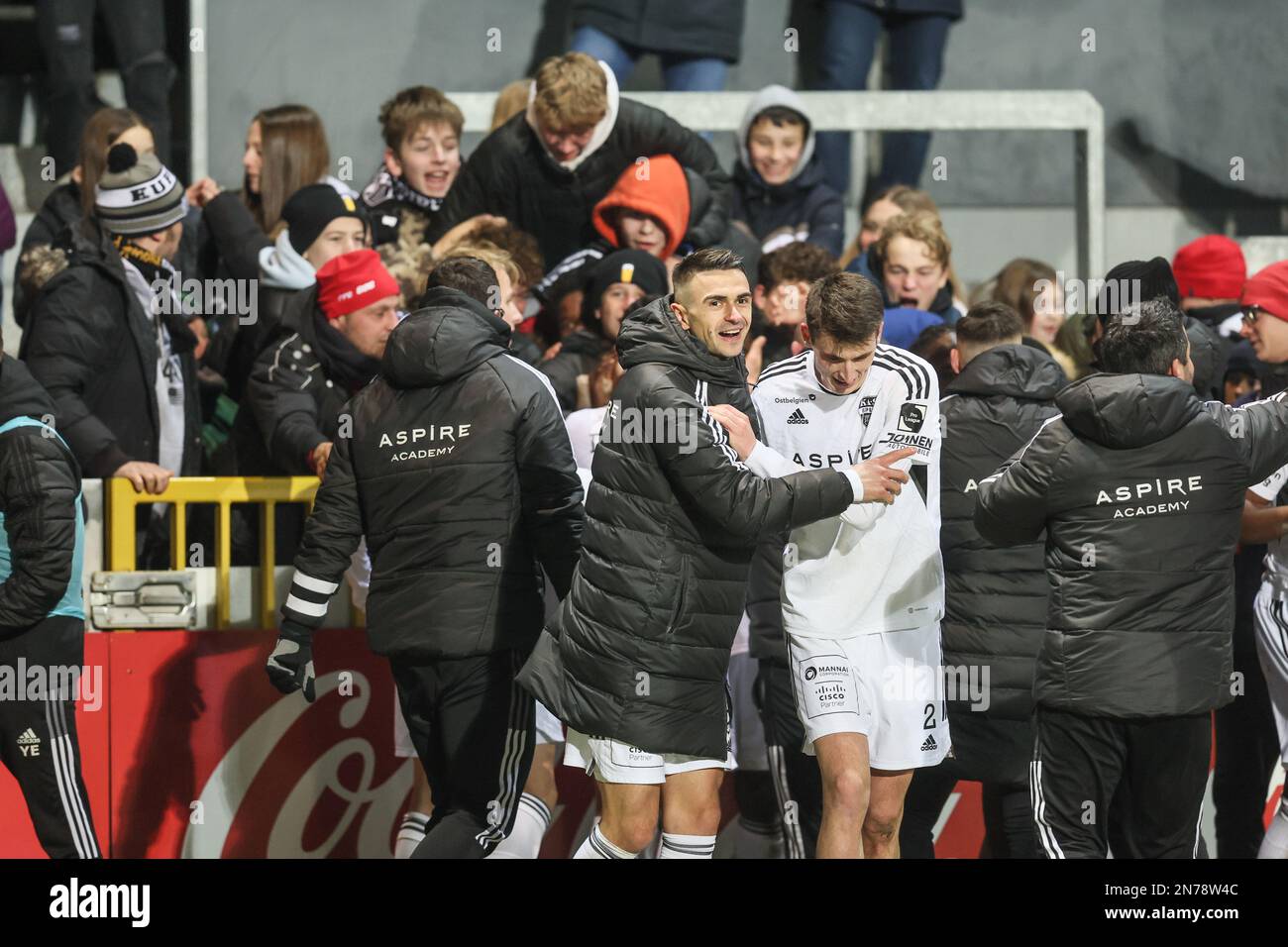 I giocatori di Eupen festeggiano nel corso di una partita di calcio tra KAS Eupen e KV Mechelen, venerdì 10 febbraio 2023 a Eupen, il giorno 25 della prima divisione del campionato belga della 'Jupiler Pro League' 2022-2023. FOTO DI BELGA BRUNO FAHY Foto Stock