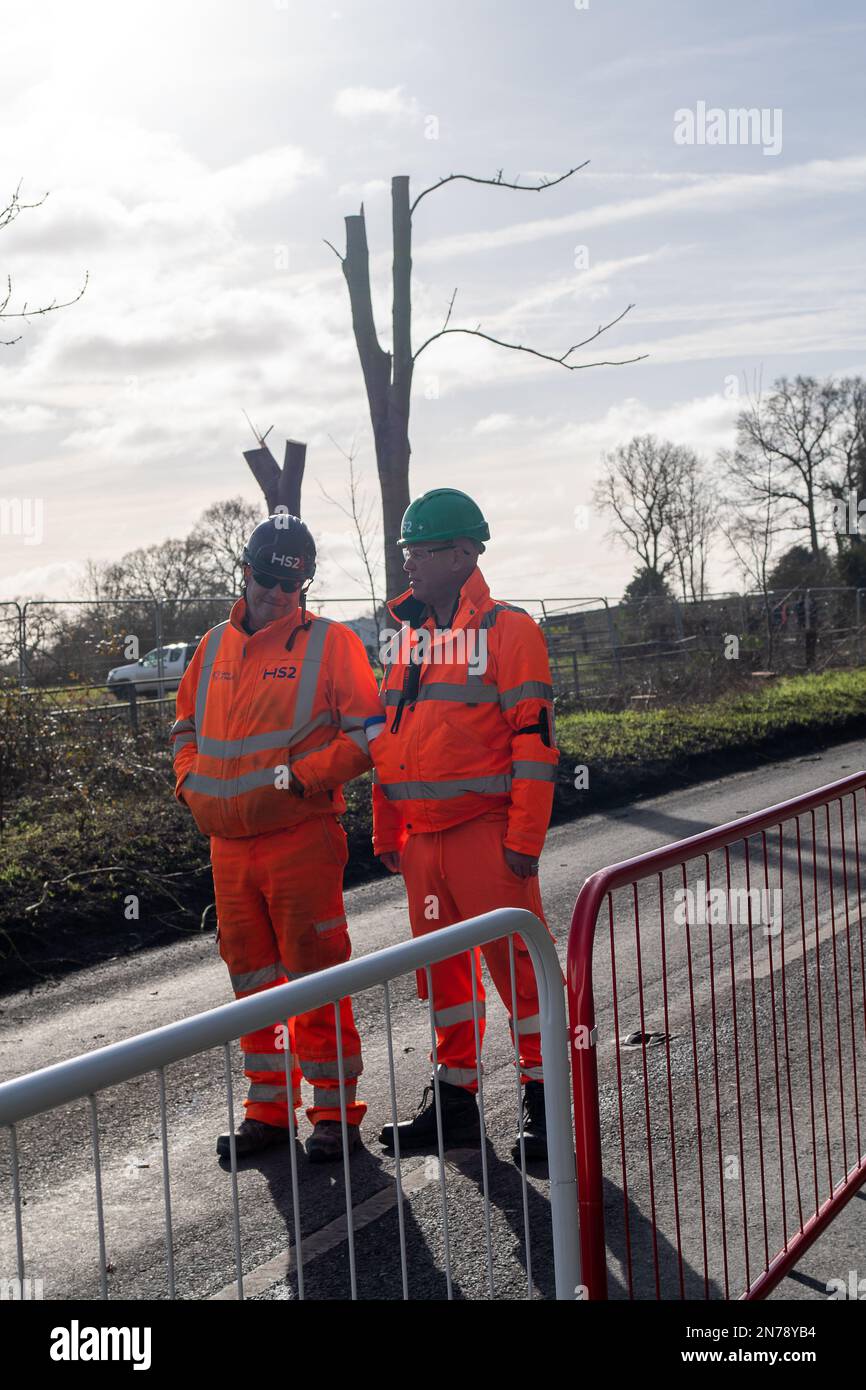 Hartwell, Aylesbury, Regno Unito. 5th febbraio, 2023. HS2 stavano svanendo un'altra fila di alberi ad Hartwell. Questa settimana The Wildlife Trusts nel loro ridente rapporto sull'impatto dell'alta velocità 2 sulla fauna selvatica il loro direttore generale Craig Bennett ha dichiarato che 'questo vasto progetto infrastrutturale sta portando una palla da naufragio alla fauna selvatica e le comunità sono disperate a perdere i luoghi selvaggi - i boschi, prati e zone umide che amano - non riporteranno mai questi. Quindi HS2 Ltd deve riparare la natura in modo commisurato all’entità del danno causato”. Stanno chiamando il numero HS2 per mettere in pausa tutti Foto Stock