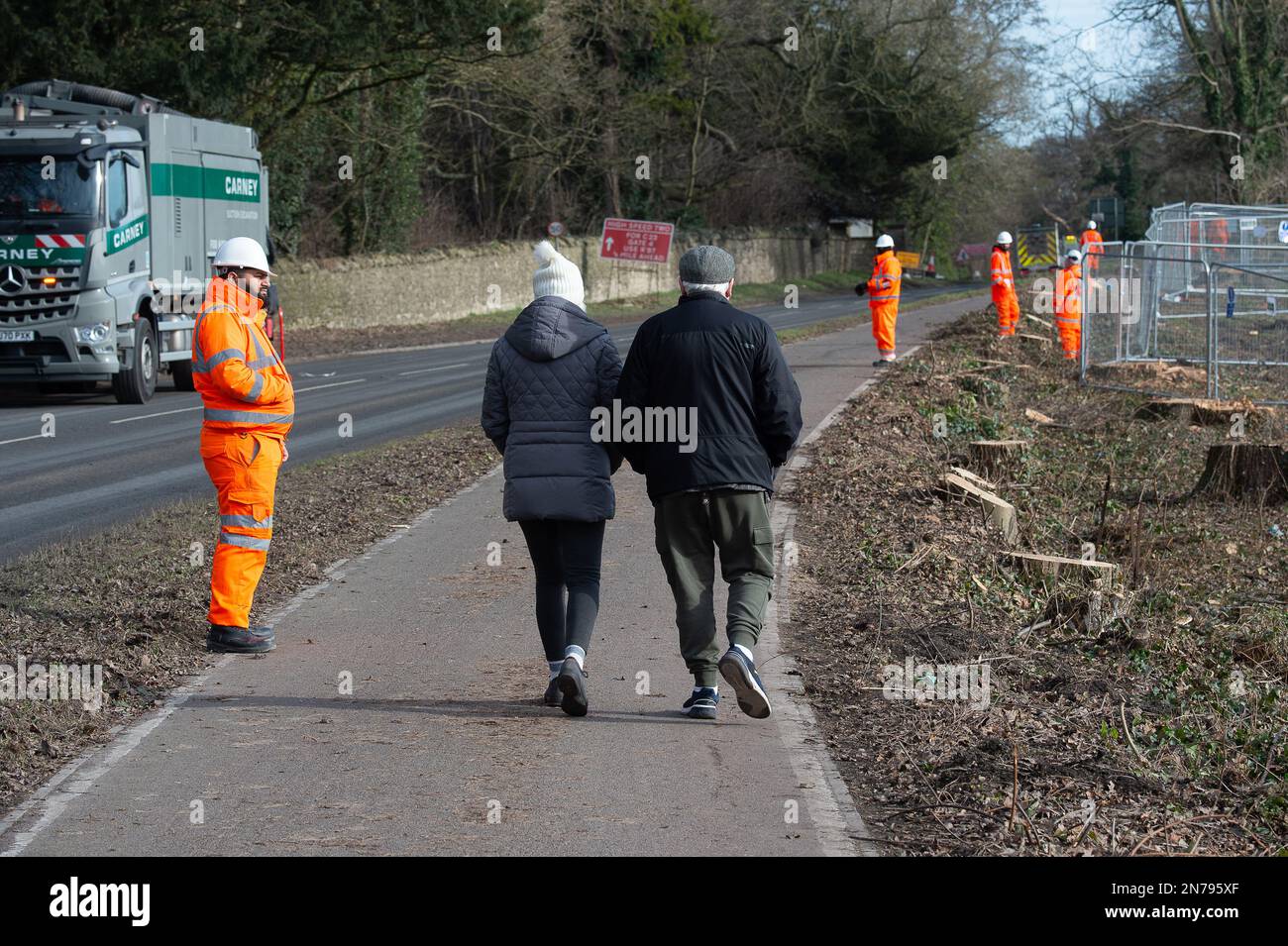Hartwell, Aylesbury, Regno Unito. 5th febbraio, 2023. HS2 stavano svanendo un'altra fila di alberi ad Hartwell. Questa settimana The Wildlife Trusts nel loro ridente rapporto sull'impatto dell'alta velocità 2 sulla fauna selvatica il loro direttore generale Craig Bennett ha dichiarato che 'questo vasto progetto infrastrutturale sta portando una palla da naufragio alla fauna selvatica e le comunità sono disperate a perdere i luoghi selvaggi - i boschi, prati e zone umide che amano - non riporteranno mai questi. Quindi HS2 Ltd deve riparare la natura in modo commisurato all’entità del danno causato”. Stanno chiamando il numero HS2 per mettere in pausa tutti Foto Stock