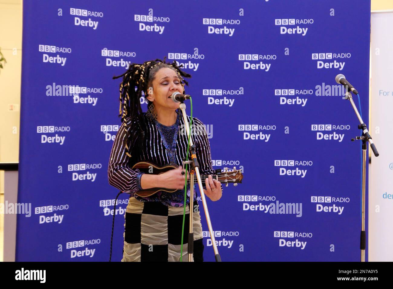 Sue Warren si esibisce al DERBY CAN di Derby UK nel gennaio 2023 Foto Stock