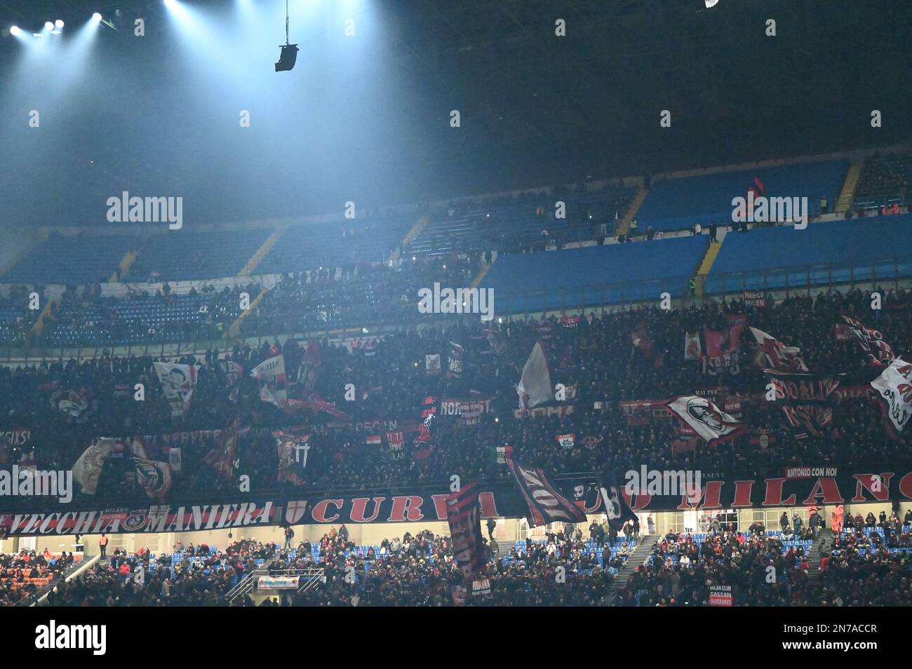 UN AC Milan Ultra utilizza un megafono per incoraggiare i fan a cantare  durante la serie A allo Stadio Grande Torino, Torino. Data foto: 26  settembre 2019. Il credito d'immagine dovrebbe essere