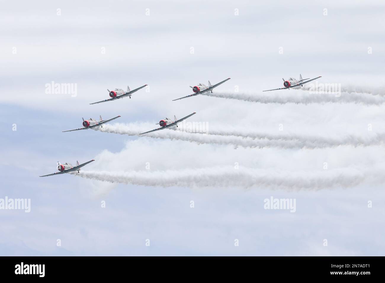 Un bellissimo scatto di aerei prop in volo di formazione durante Air Show Foto Stock