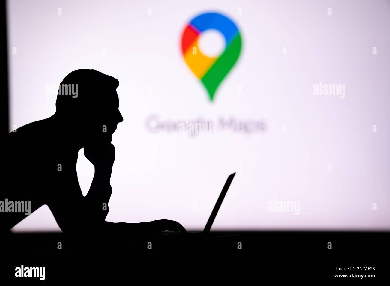 GIAPPONE, TOKYO. 30 GENNAIO 2023: Google Map. Navigare sul Web con facilità: Man utilizza l'app all'avanguardia per un'esperienza online senza interruzioni Foto Stock
