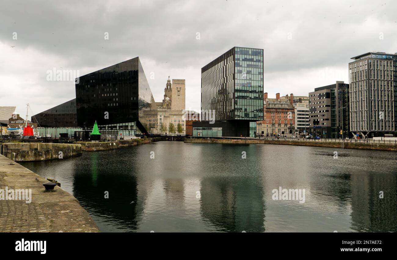 Edifici moderni che compongono il lungomare di Liverpool. Preso dall'Albert Dock guardando giù per il fiume verso il Liver Building. Foto Stock