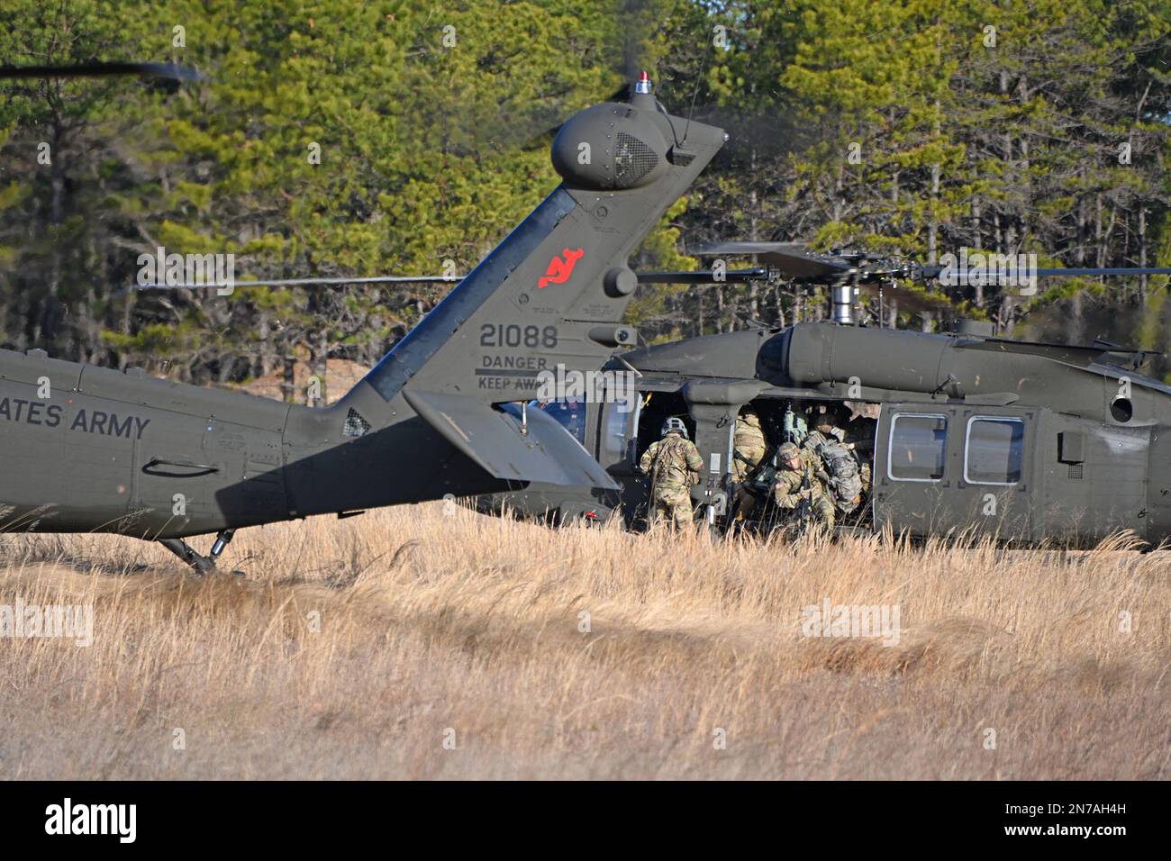 Soldati con la Guardia Nazionale dell'Esercito del New Jersey, 1st battaglione, 114th Fanteria, conducono un addestramento d'assalto aereo sulla base militare McGuire-Dix-Lakehurst, in uscita sulla Range 61. (Immagini fornite dagli Stati Uniti Centro di supporto per la formazione ASA Fort Dix (TSC) / Dan Amburg) Foto Stock