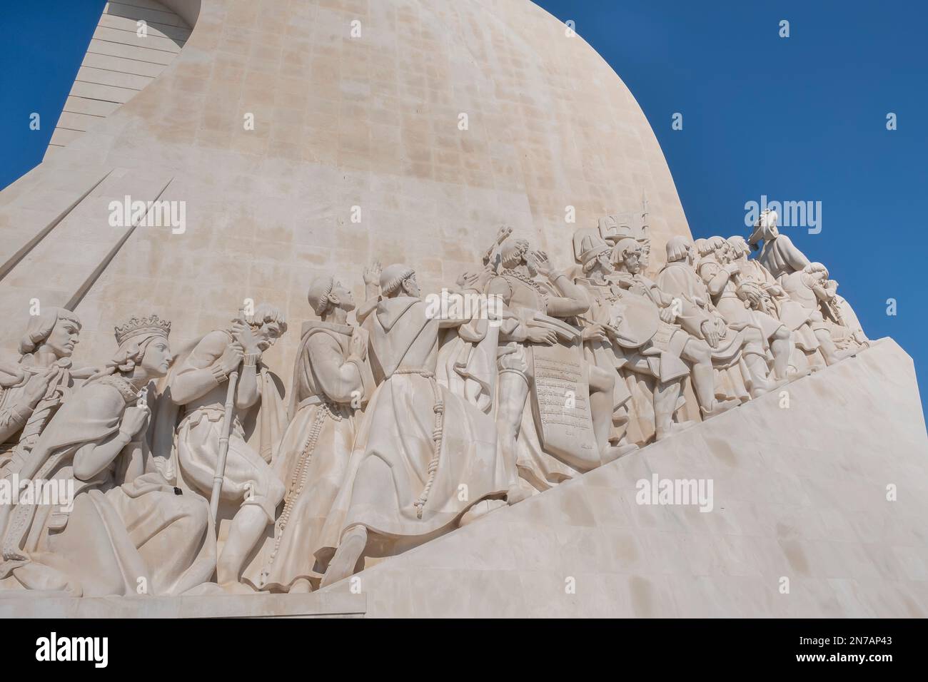 Personaggi famosi nella storia del Portogallo scolpiti in pietra sul lato del monumento alle scoperte, a Belem, lisbona, portogallo, orizzontale Foto Stock