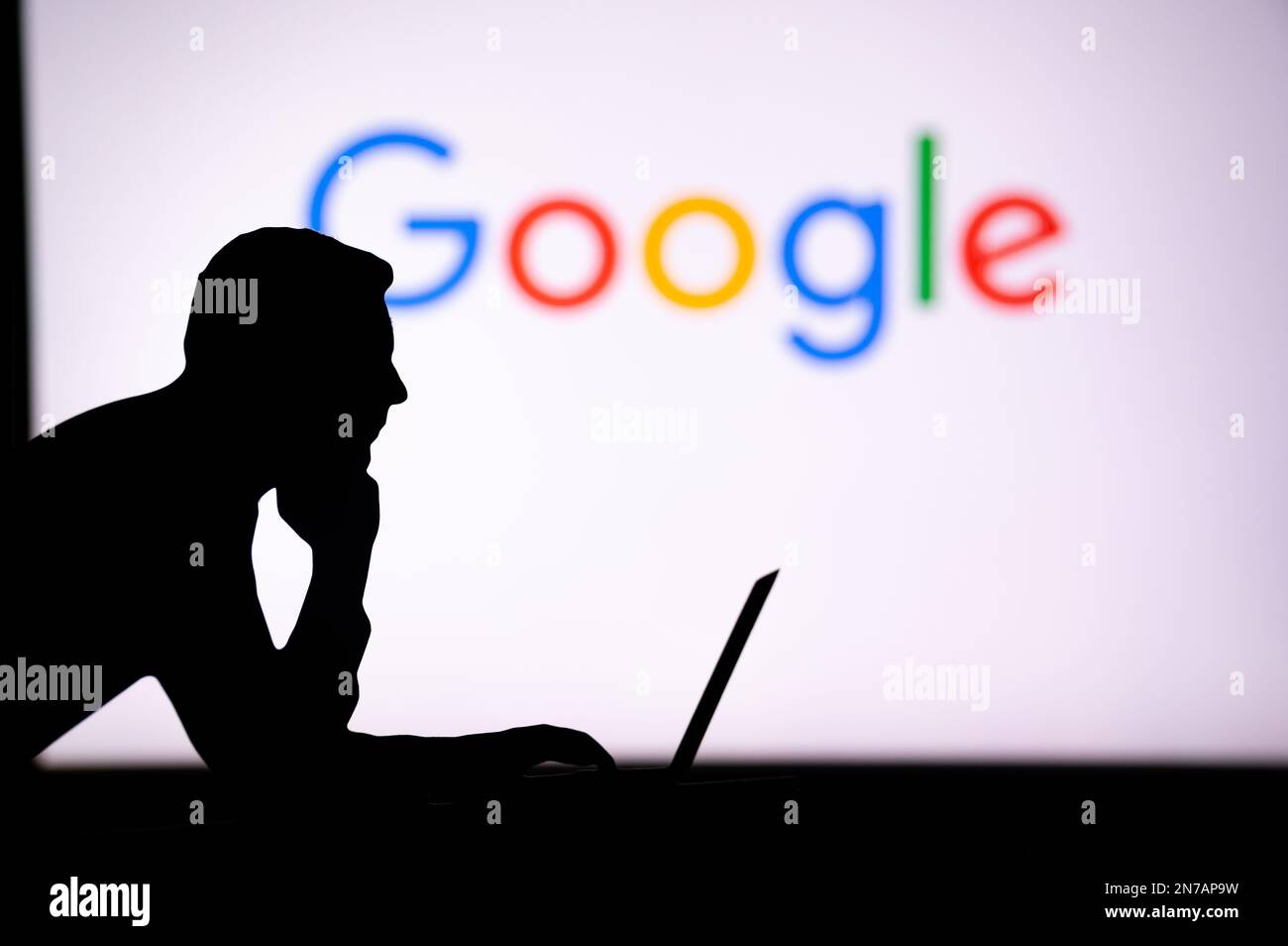 LOS ANGELES, USA, 30 GENNAIO 2023: GOOGLE. Il futuro dell'esperienza online: L'uomo abbraccia la tecnologia all'avanguardia Foto Stock