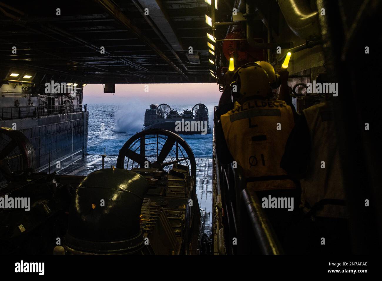 MARE DELLE FILIPPINE (31 gennaio 2023) - Un cuscino d'aria dell'imbarcazione da atterraggio (LCAC) dalla Naval Beach Unit (NBU) 7 entra nel ponte dei pozzi della nave portuale di trasporto anfibio USS Green Bay (LPD 20) durante le operazioni anfibie. Green Bay è presente nell'area operativa della flotta 7th. 7th Fleet è la flotta statunitense La flotta numerata più grande della Marina, distribuita in futuro, interagisce e opera regolarmente con gli alleati e i partner per preservare una regione indomPacifico libera e aperta. (STATI UNITI Foto Navy di Mass Communication Specialist 2nd Classe Matthew Cavenaile) Foto Stock